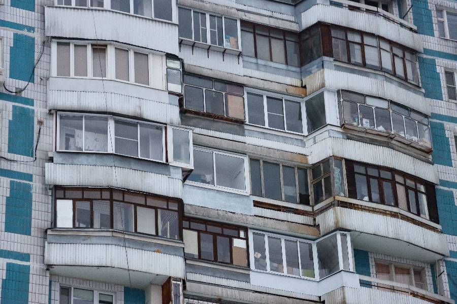 В Петербурге предложили ввести единый стандарт остекления балконов для типовых домов