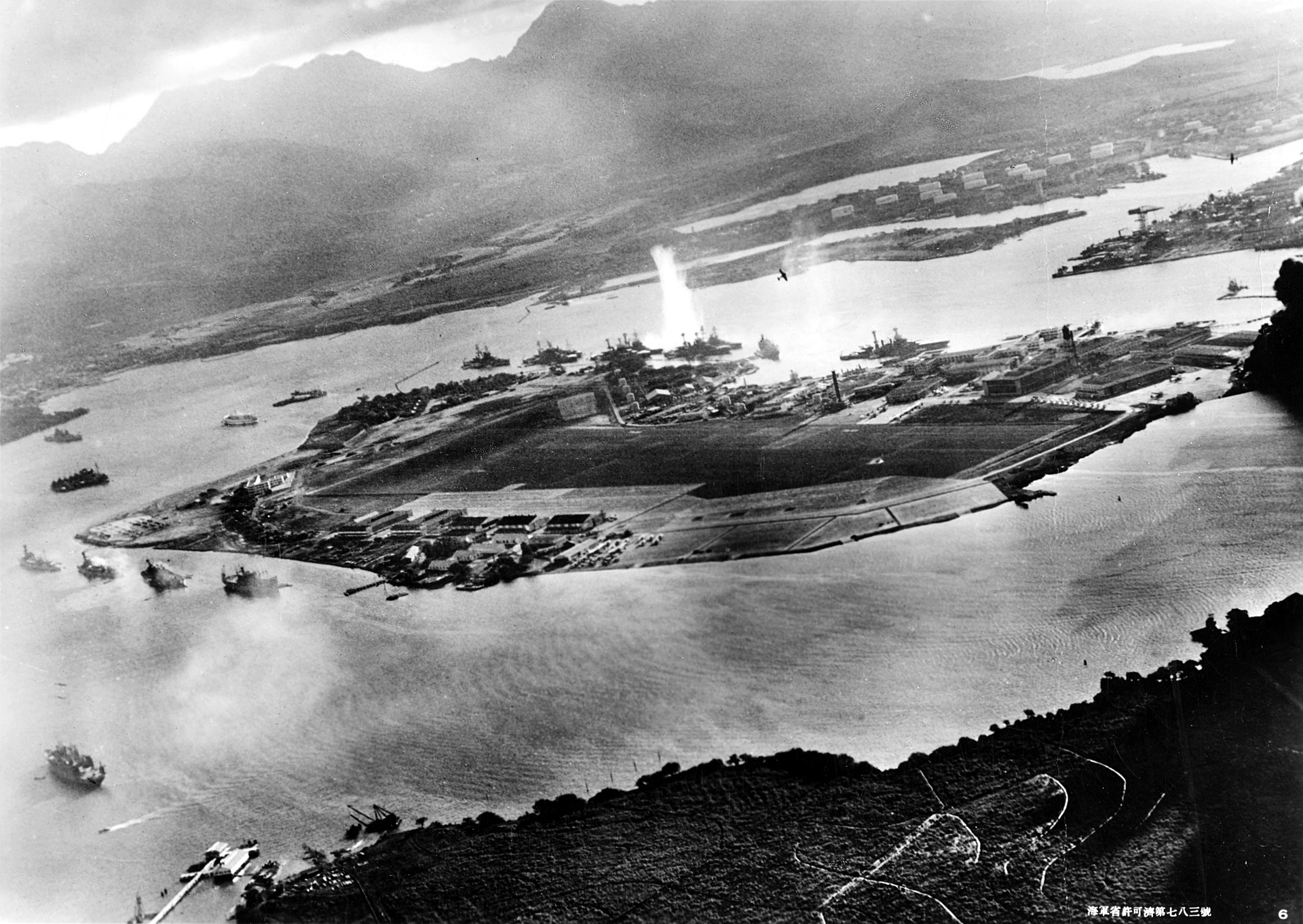 Фотография с японского самолёта во время атаки: момент попадания торпеды в "Вест Вирджинию". Фото © Wikipedia