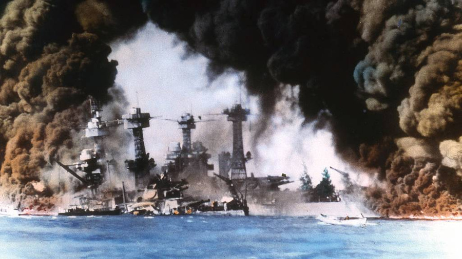 Густые клубы дыма поднимаются от поражённых американских военных кораблей (USS West Virginia и USS Tennessee) вдоль ряда линкоров во время нападения японцев на Пёрл-Харбор. Фото © Getty Images / US Navy / Interim Archives