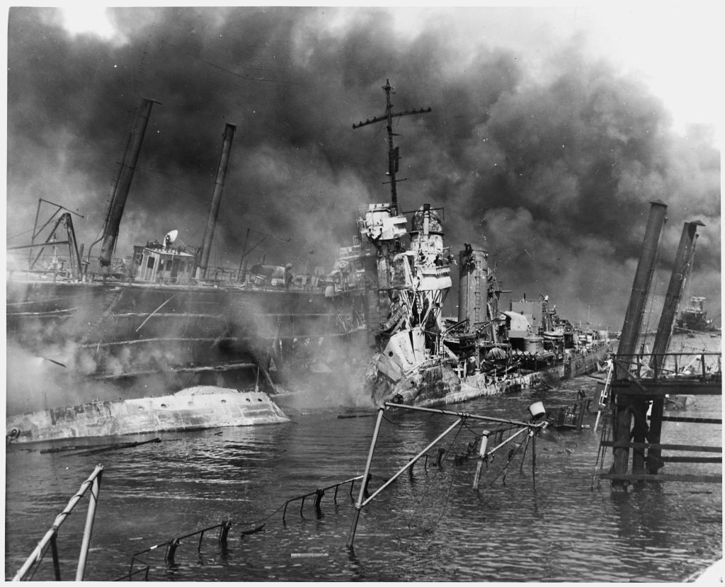 Искривлённые останки эсминца USS SHAW, горящего в Пёрл-Харборе. Фото © Getty Images / HUM Images / Universal Images Group