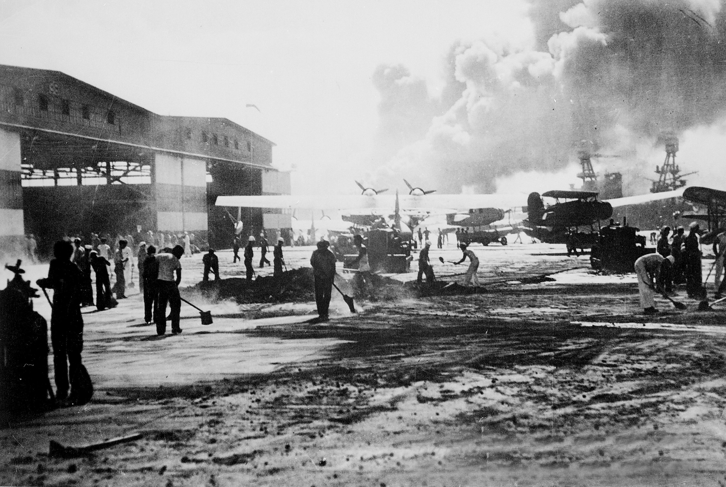 Атака Пёрл-Харбора 7 декабря 1941 года на аэродром Форд-Айленд после бомбардировок. Фото © Getty Images / Roger Viollet