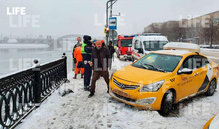Такси упало в реку после ДТП на Бережковской набережной в Москве. Фото © LIFE