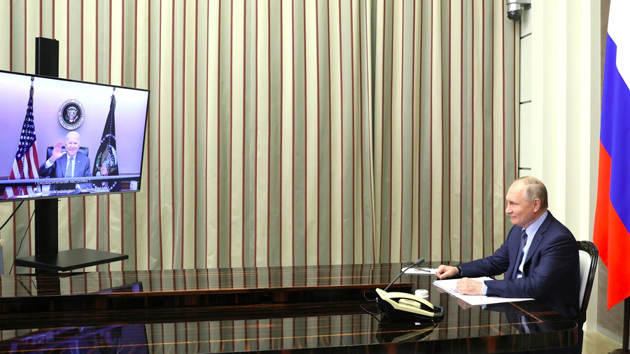 <p>В ходе встречи с президентом США Джозефом Байденом (в режиме видеоконференции). Фото © Kremlin.ru</p>