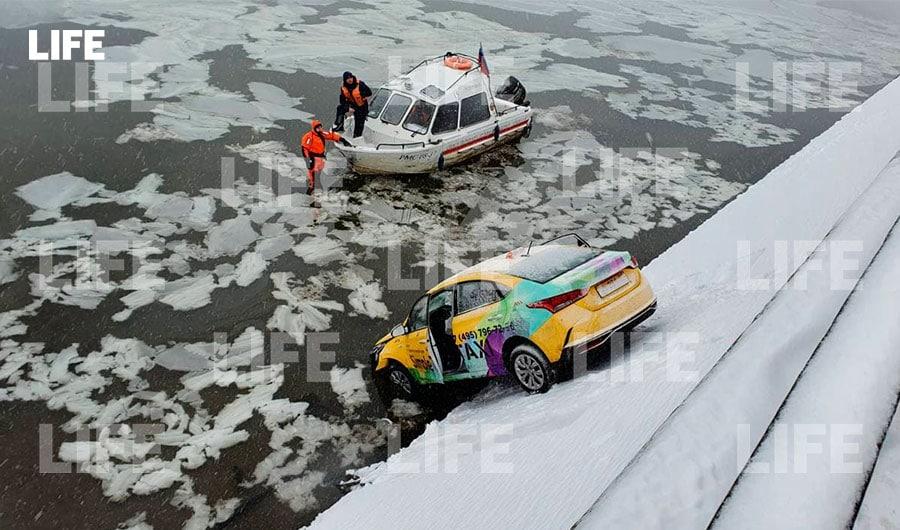 Такси упало в реку после ДТП на Бережковской набережной в Москве. Фото © LIFE