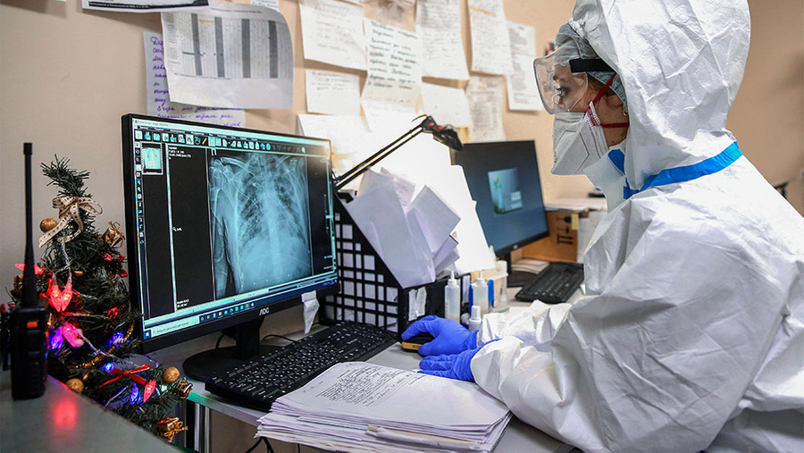 Медицинский работник во время исследования результатов флюорографии. Фото © ТАСС / Ковалёв Пётр