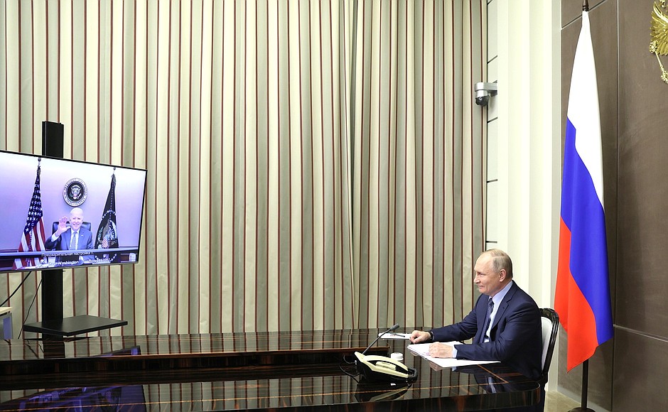 Путин назвал беседу с Байденом открытой и конструктивной