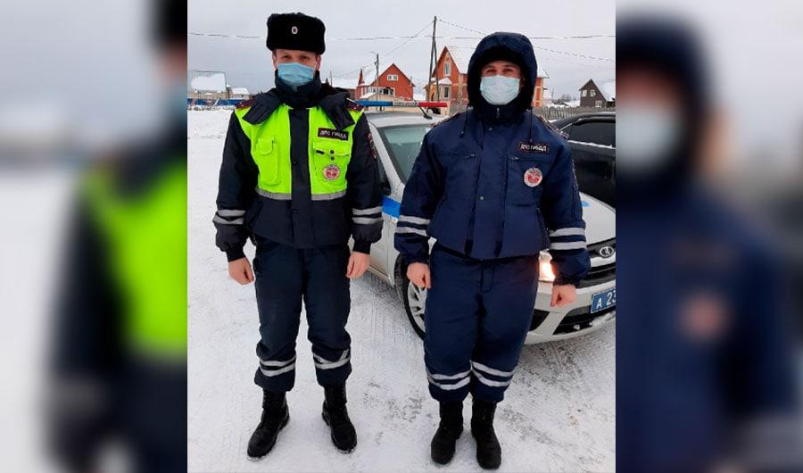 Инспекторы ГИБДД, которые спасли ребёнка из ледяного плена. Фото © УМВД России по Вологодской области