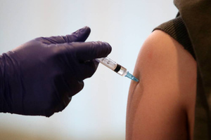 Мурашко анонсировал начало вакцинации подростков от ковида до конца 2021 года