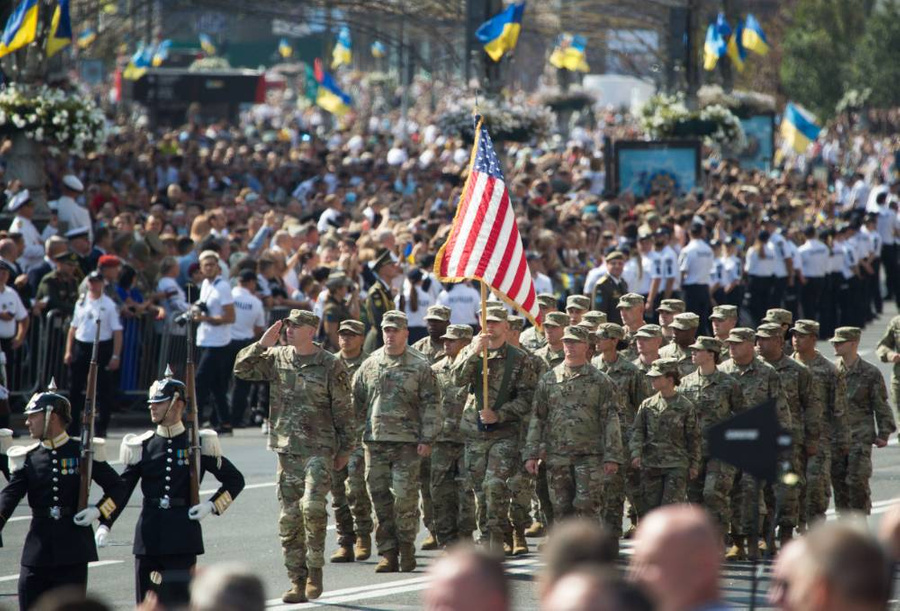 Военнослужащие США во время парада по случаю 30-й годовщины независимости Украины на площади Независимости © ТАСС / Ирина Яковлева