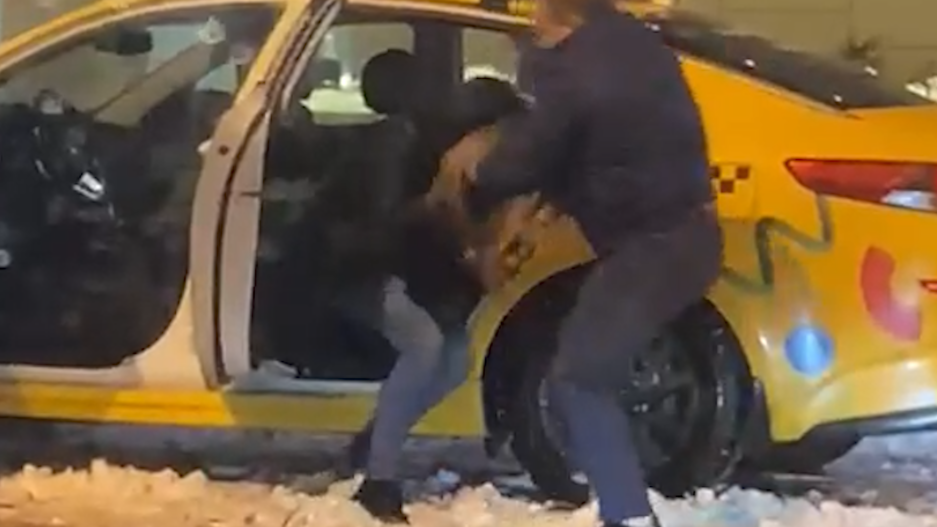 Водитель такси избил