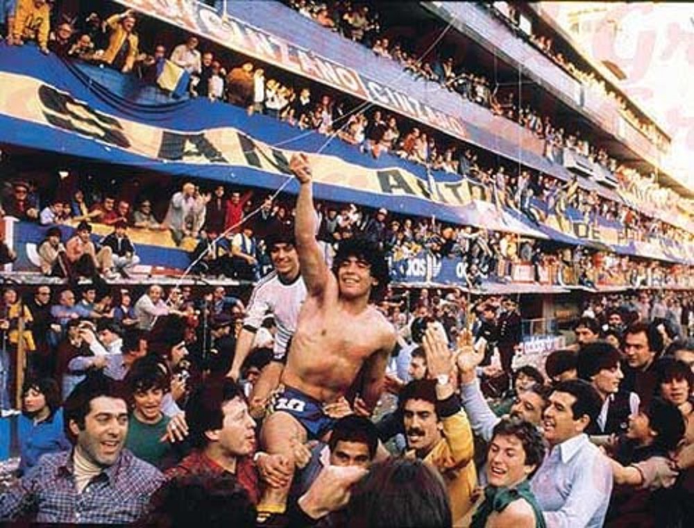 Марадона празднует победу в чемпионате Аргентины. Фото © Wikipedia