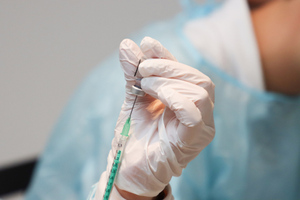 На Украине более 20 врачей почувствовали себя плохо после прививки от коронавируса индийской вакциной