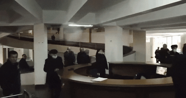 Толпа противников Пашиняна ворвалась в правительственное здание — видео