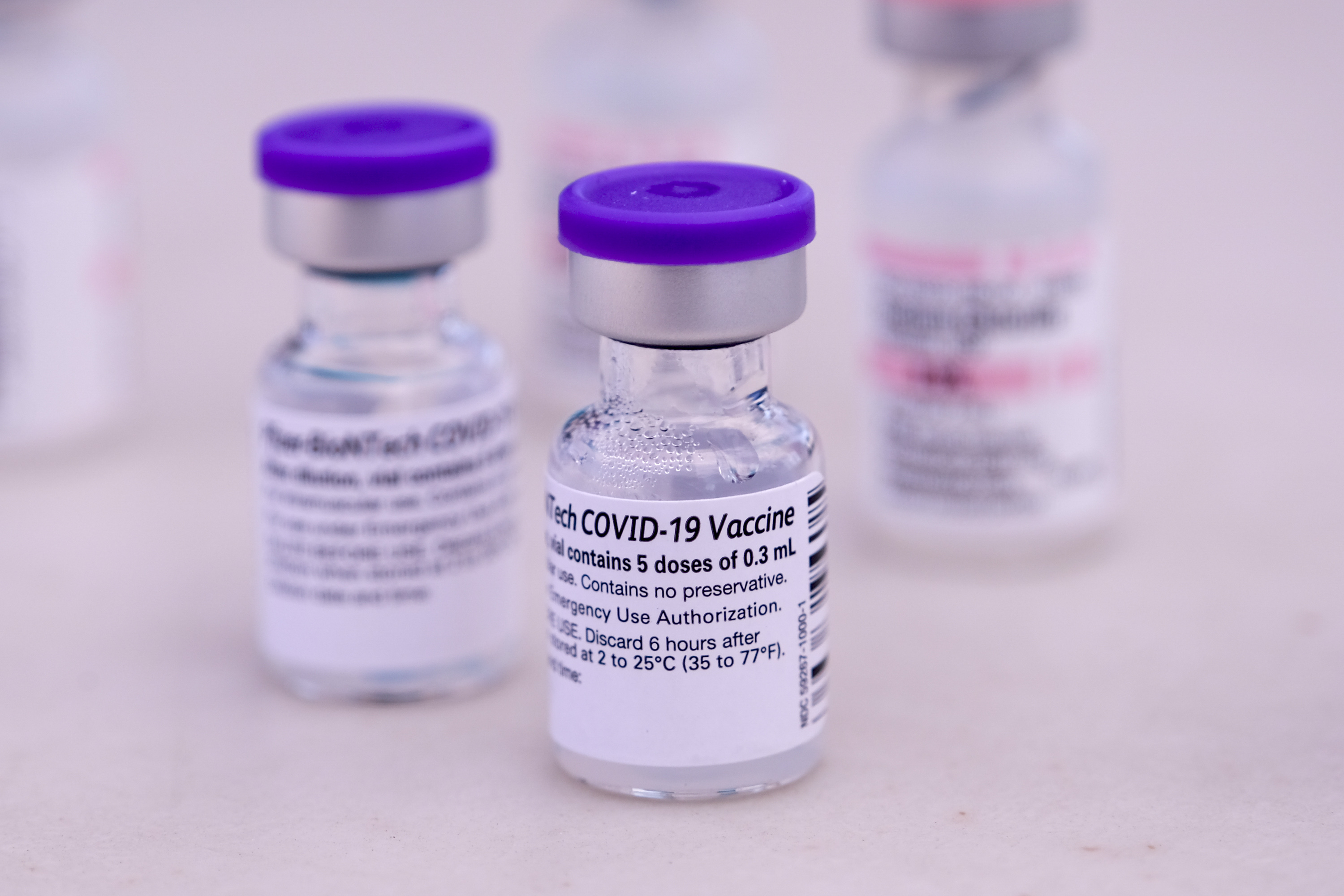 Псаки заявила, что США пока не будут делиться вакцинами с другими странами