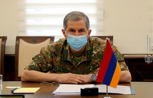 Уволенный Пашиняном глава Генштаба ВС Армении останется в должности до решения суда