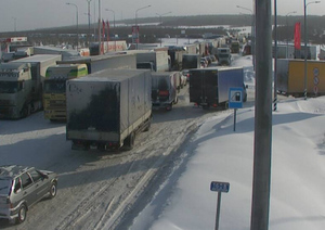 Под Челябинском семья с двумя детьми застряла в жуткой пробке на трассе без еды и бензина