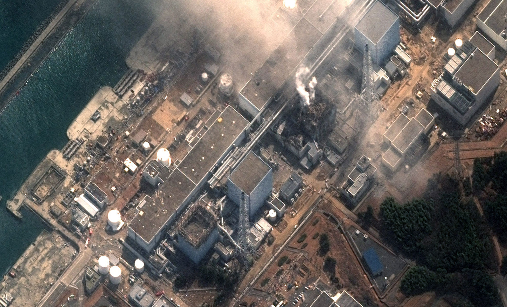 Аэс фукусима 1 2011. Япония АЭС Фукусима. Авария на АЭС Фукусима-1. Япония 2011 АЭС. Авария на АЭС Фукусима-1 (Япония, 2011)..