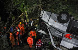 Школьный автобус рухнул в пропасть в Индонезии, погибли десятки человек