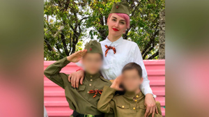 Суд отобрал у россиянки троих детей из-за татуировок и розовых волос