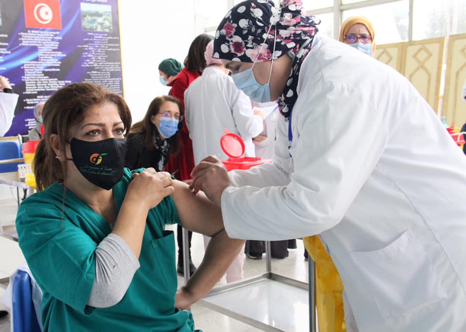 В Тунисе начали вакцинацию населения российским 