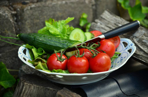 Диетолог развеял популярный миф о салате из огурцов и помидоров