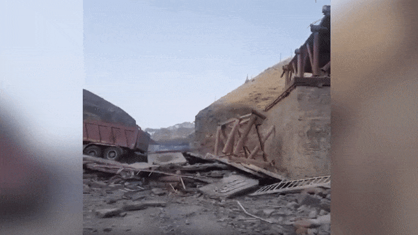 В Дагестане под гружёным КамАЗом рухнул мост — видео
