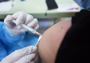 Песков: Россия категорически против конкуренции вакцин