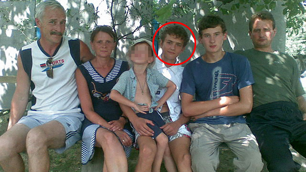 Андрей Комиссаренко (в детстве с родственниками) в родном селе.  Фото © ok.ru