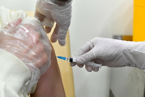 Гинцбург допустил, что переболевшим ковидом может понадобиться только одна доза вакцины