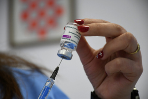 Власти Франции и Польши призвали остановить вывоз вакцин от ковида из ЕС