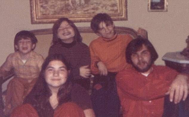 Дефео (крайний справа), его братья и сёстры. Фото из семейного альбома
