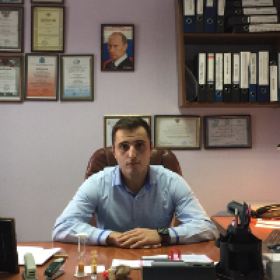<p>Сначала продавец уверяет, что никакого залога нет. После продажи транспортного средства связь с прежним владельцем обрывается. Если в процессе сделки становится известно о залоге, то продавец начинает обещать, что получит деньги с продажи и сразу рассчитается с кредитором. Ещё одна схема — продажа автомобиля до регистрации залога в реестре уведомлений. Аферисты, использующие такую схему, стремятся продать транспортное средство в первые дни после оформления залога, поскольку информацию об этом факте покупатель получить временно не сможет</p>