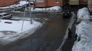 Супермама в действии: в Ярославле женщина в последний момент спасла своего ребёнка от упавшего с крыши снега — видео