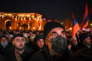 Суд по румынскому сценарию или досрочные выборы: чем закончится политический кризис в Ереване