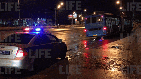 На юге Москвы автобус выехал на тротуар — видео