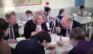 Мишустина накормили супом из сайры и гречневой кашей в барнаульской школе