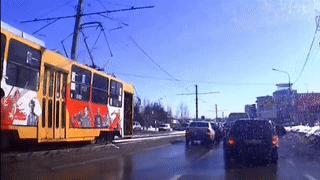 Бешеный трамвай чуть не задавил водителя в Барнауле — видео