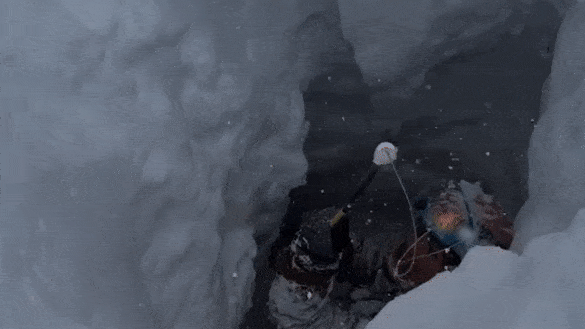 "Было дико страшно": В Сочи сноубордистка ушла на 2,5 метра под снег