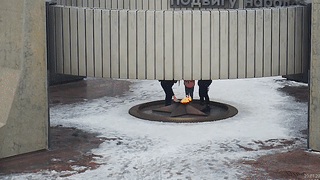 В Тольятти трое подростков льдом затушили Вечный огонь в парке Победы — видео