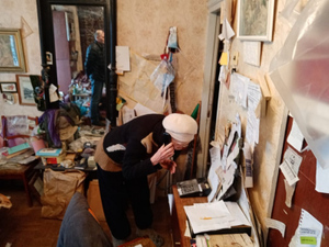 В сырости и плесени: художница-пенсионерка из Смоленска вынуждена спать под полиэтиленом из-за протекающей крыши дома