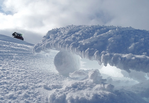 Детей с места схода лавины в Хибинах эвакуируют снегоходами