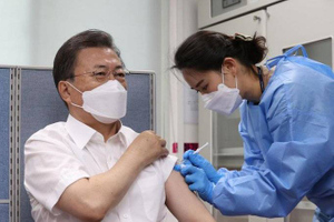 Президент Южной Кореи вместе с женой привился вакциной AstraZeneca