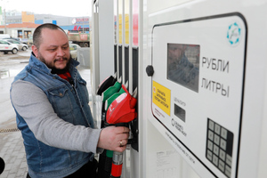 В России начала действовать новая формула расчёта цен на бензин