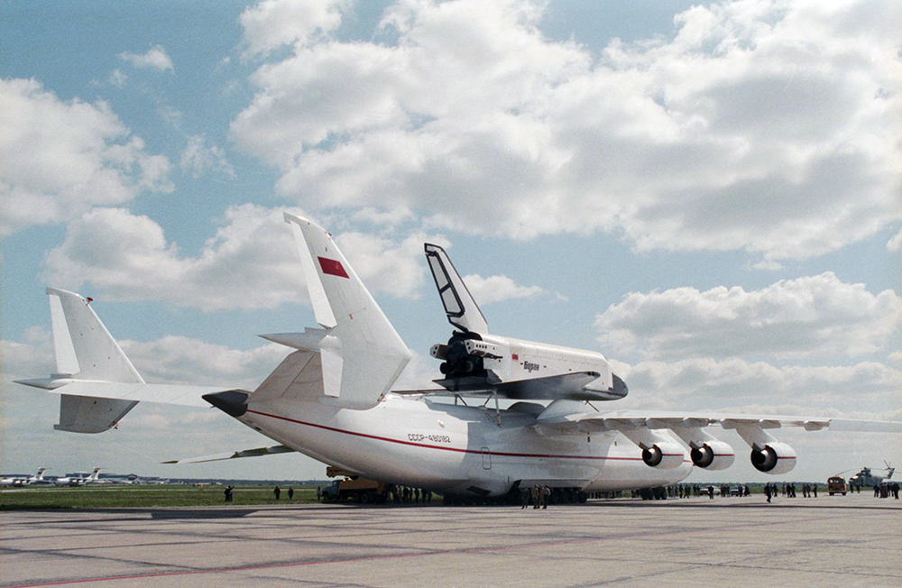 Грузовой самолёт Ан-225 "Мрия", несущий на верхней подвеске многоразовый космический корабль "Буран" на испытательном аэродроме в Подмосковье. Фото © ТАСС / Яцина Владимир