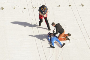 Норвежский прыгун с трамплина потерял равновесие и рухнул на склон со скоростью 102 км/ч — видео