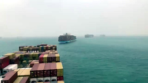 Владелец застрявшего посреди Суэцкого канала гигантского контейнеровоза извинился за пробку