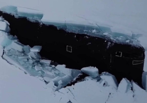Впервые в истории три атомные подлодки России одновременно всплыли, проломив лёд в Арктике — видео