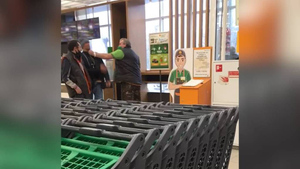 Сотрудник супермаркета в Новосибирске жёстко вышвырнул покупателя из магазина — видео