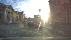 В Петербурге ослеплённая солнцем автоледи сбила трёх человек и собаку на пешеходном переходе — видео