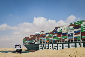 Заблокировавший Суэцкий канал гигантский контейнеровоз удалось сдвинуть с места